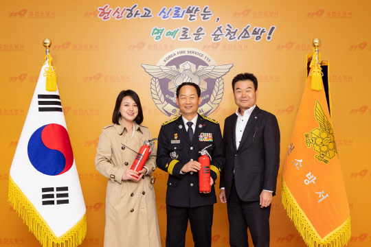 이은정(왼쪽부터) 캐딜락코리아 마케팅 담당 부장, 홍영근 전남소방본부장, 박종원 한국소방산업협회장이 지난 7일 순천소방서에서 열린 기부품 전달식에서 캐딜락 차량용 소화기를 들고 기념사진을 찍고 있다. 캐딜락코리아 제공